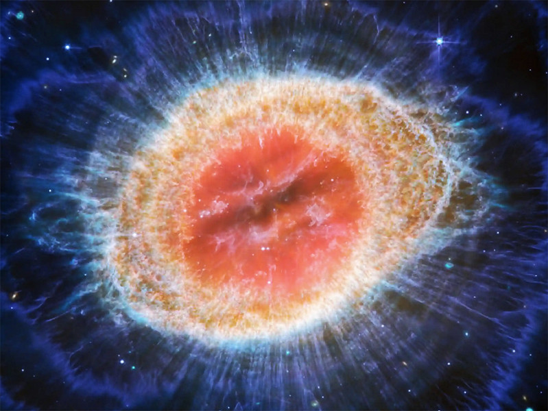 Un'immagine del telescopio James Webb mostra la Nebulosa Anello con una risoluzione senza precedenti