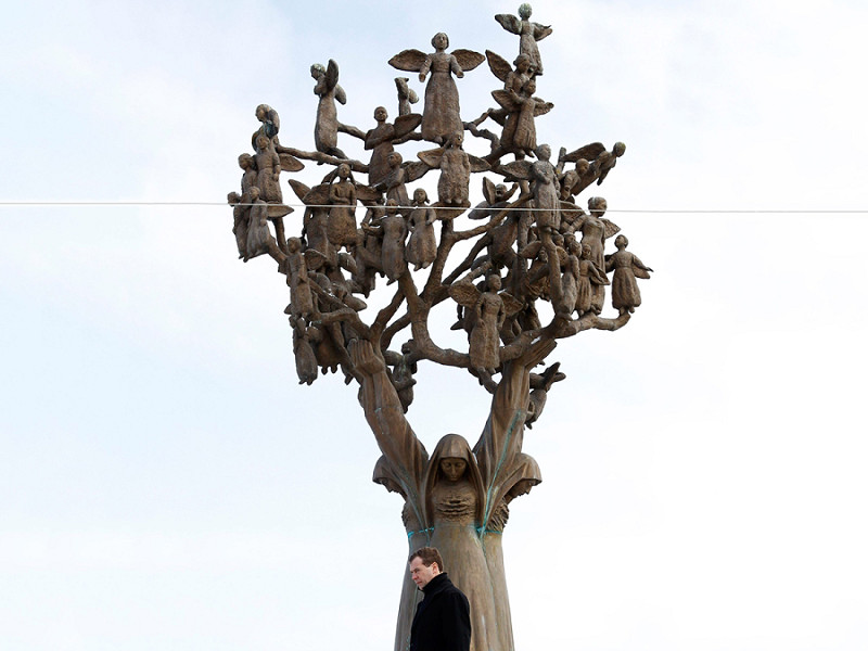 Russian President Dmitry Medvedev lays flowers to the Tree of Sorrow, the monument to the 2004 Beslan school siege victims, in Beslan