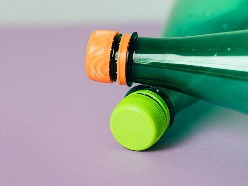 La decisione Ue di unire i tappi di plastica alle bottiglie