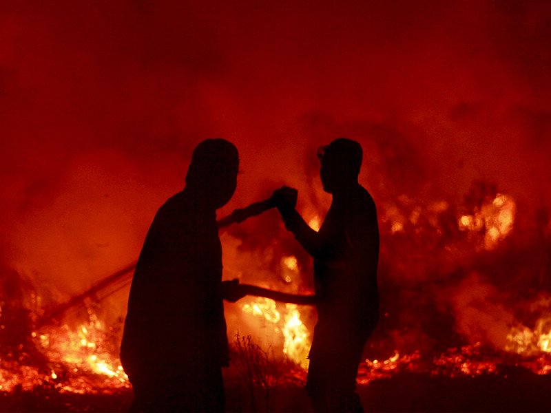 Sumatra meridionale (Indonesia). I vigili del fuoco tentano di spegnere un incendio delle torbiere nel distretto di Ogan Ilir. 