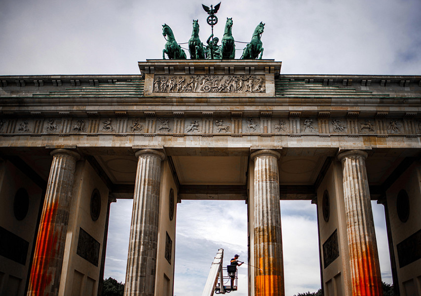 Berlino (Germania). Domenica 17 settembre, gli attivisti di Last Generation hanno spruzzato vernice arancione e gialla sulle colonne della storica Porta di Brandeburgo nella capitale tedesca, per protestare contro l'impiego di combustibili fossili. 