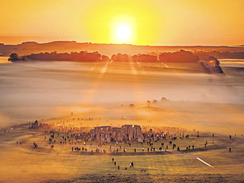 Stonehenge (Regno Unito). Centinaia di persone si sono riunite per celebrare l'equinozio osservando l'alba tra le pietre del sito archeologico nel Wiltshire. In questa data, che segna la fine dell'estate e l'inizio dell'autunno, giorno e notte hanno durata identica, 12 ore ciascuno.