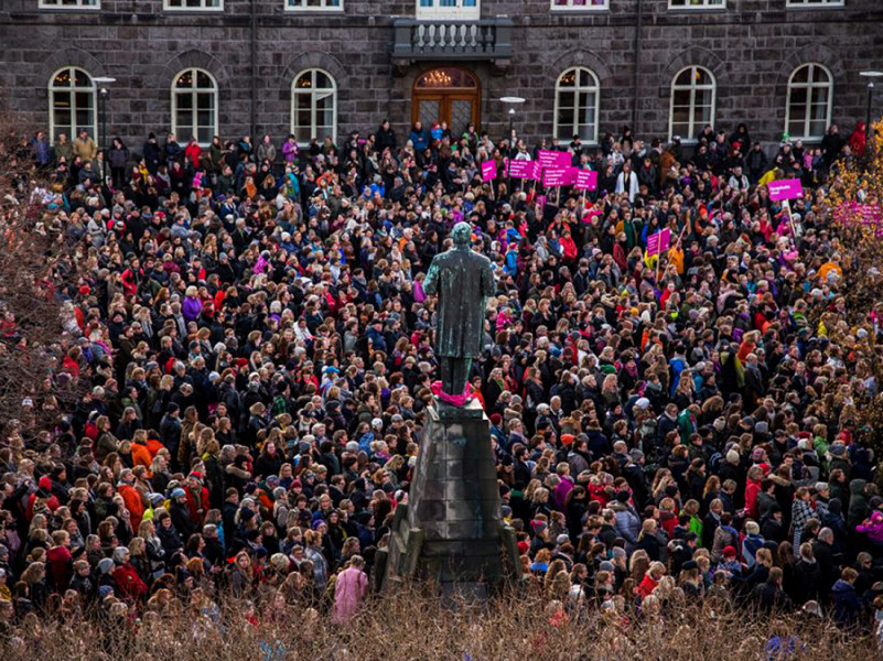 Manifestanti riunite a Reykjav&iacute;k per lo sciopero delle donne nel 2016</p>