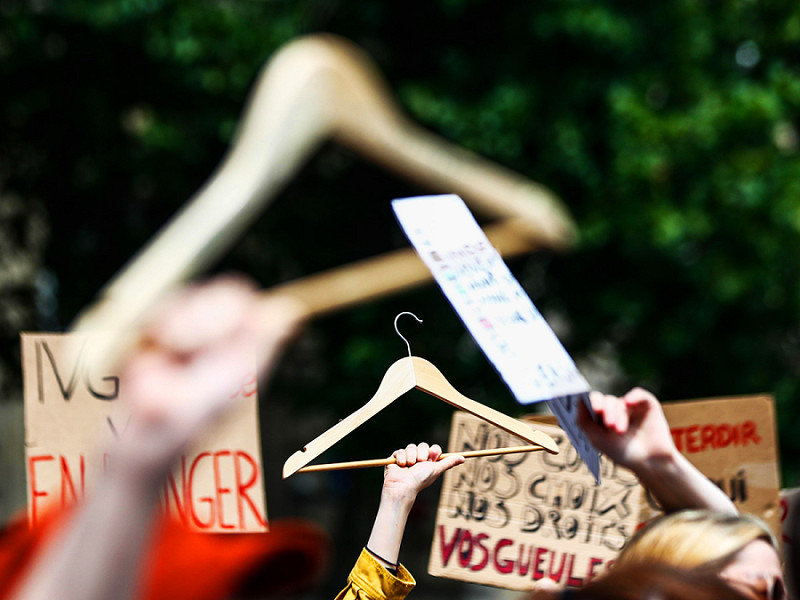 Manifestanti tengono in mano grucce (simbolo dell'epoca in cui le donne le usavano per abortire quando la pratica era illegale) durante una protesta per il diritto all'aborto post revoca Roe v. Wade, in Place de la Republique a Parigi