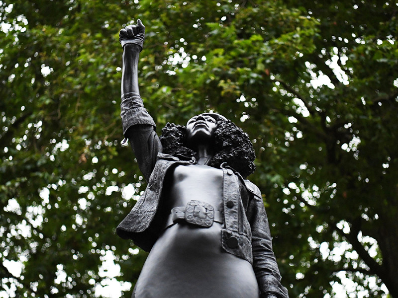 L'opera A Surge of Power dell'artista britannico Marc Quinn sul piedistallo dove un tempo si trovava una statua di Edward Colston, rimossa in risposta all'uccisione di George Floyd