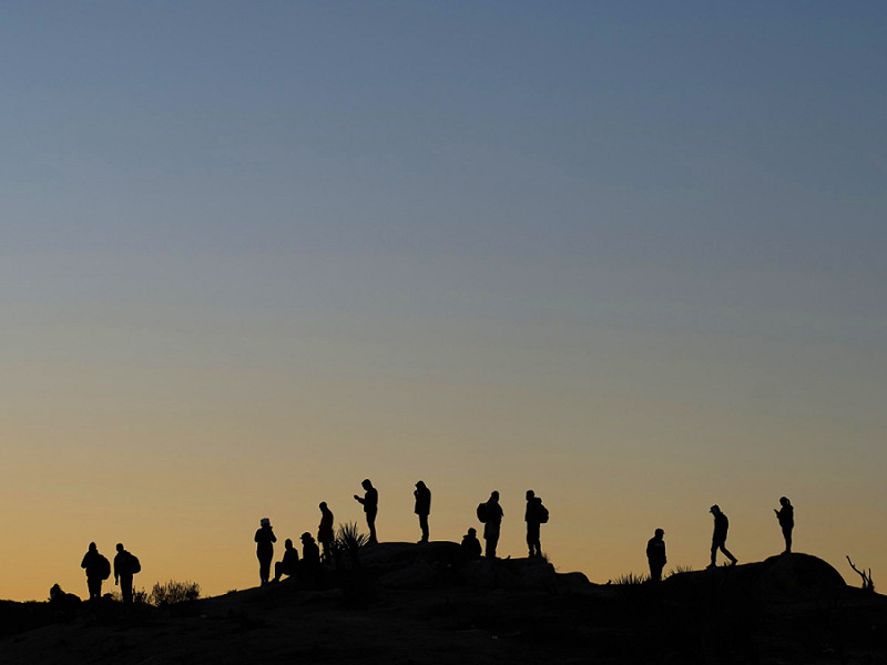 Jacumba (Stati Uniti). Un gruppo di migranti alla frontiera tra California e Messico. Nelle ultime settimane migliaia di persone hanno raggiunto questa piccola comunit&agrave; di 600 persone dopo aver trovato rifugio temporaneo nel deserto a causa dei controlli sul confine.