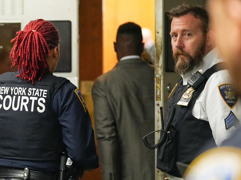 L'attore statunitense Jonathan Majors, di schiena, assiste al primo giorno del suo processo con l'accusa di aggressione e molestie in un tribunale di New York, 29 novembre 2023.&nbsp;