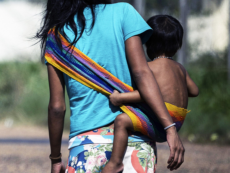 Una donna Yanomami e il suo bambino