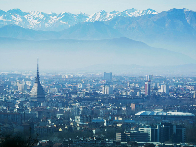 Una veduta della citt&agrave; di Torino con smog e inquinamento vista dall'alto della Basilica di Superga&nbsp;