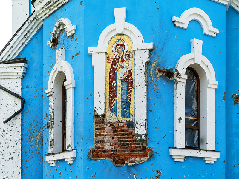 La chiesa distrutta della Santa Madre nel villaggio di Bohorodychne nella regione di Donetsk