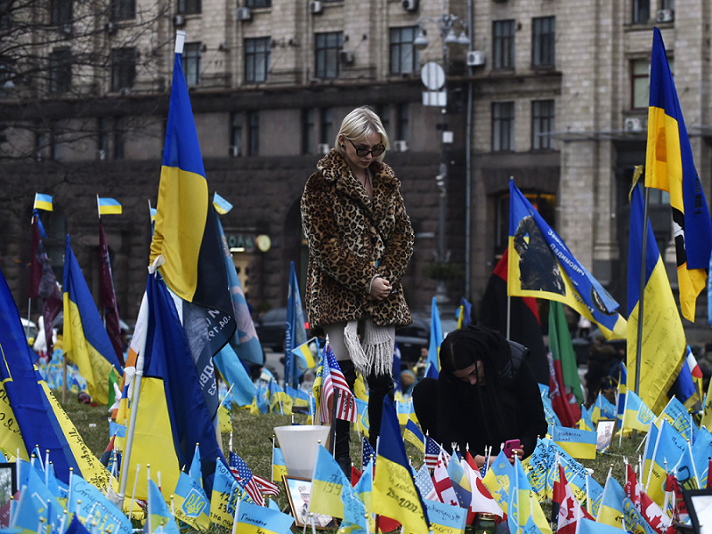 24 febbraio 2024, Kyiv, Ucraina: Una donna rende omaggio ai soldati ucraini caduti durante la guerra con la Russia in Piazza dell'Indipendenza, durante il secondo anniversario dell'invasione russa dell'Ucraina.&nbsp;