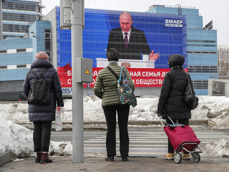 Un gruppo di persone assiste alla trasmissione in diretta del discorso annuale del Presidente russo Vladimir Putin all'Assemblea federale, a Mosca, il 29 febbraio 2024. &nbsp;