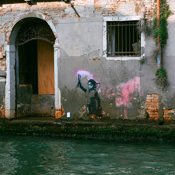 Venezia (Italia). Il Bambino migrante, l'opera realizzata da Banksy sulla facciata di una casa abbandonata sar&agrave; sorvegliata 24 ore su 24. Lo ha deciso Banca Ifis, che si far&agrave; carico del restauro del murale.