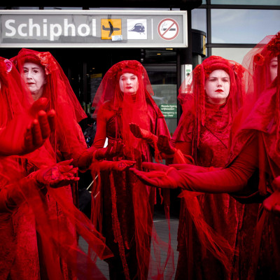 Amsterdam. Attivisti ambientali e residenti nei dintorni degli aeroporti dei Paesi Bassi si sono ritrovati il 14 maggio a Schiphol per protestare contro le sempre più gravi ripercussioni del traffico aereo
