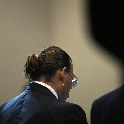 Johnny Depp al processo in Virginia in cui ha accusato di diffamazione l'ex moglie Amber Heard, citandola per 50 milioni di dollari.