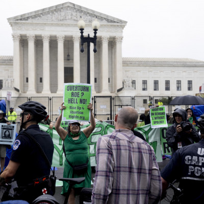 Un'attivista per i diritti all'aborto e un attivista anti-aborto discutono vicino al Campidoglio, fuori dalla Corte Suprema di Washington
