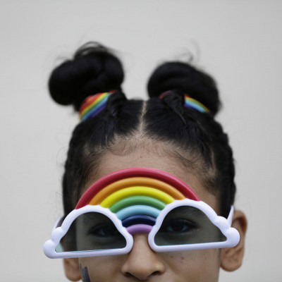 Panama (Panama). I colori della bandiera arcobaleno sugli occhiali di una partecipante alla parata del Pride.