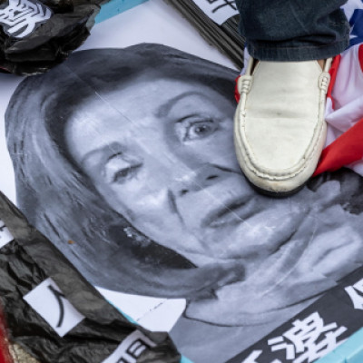 1// (Hong Kong, Cina). Un piede calpesta la finta foto funebre di Nancy Pelosi. Sono imperversate le proteste locali contro la visita a Taiwan della presidente della Camera degli Stati Uniti, alla testa di una delegazione del Congresso in viaggio nella regione indo-pacifica (EPA/JEROME FAVRE)