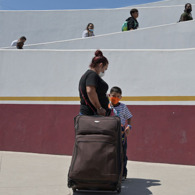 Tijuana (Messico). Migranti provenienti dall'America centrale, Messico ed Haiti hanno ottenuto la condizionale umanitaria a Tijuana per entrare negli Stati Uniti.