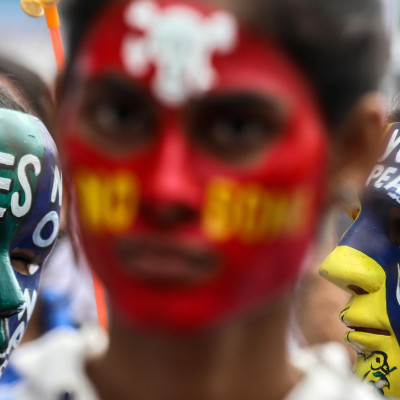 Alcuni studenti indiani indossano maschere con messaggi di pace sul volto durante la manifestazione per la pace "Hiroshima Day", nel 77° anniversario del bombardamento nucleare