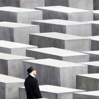 Berlino (Germania). Un visitatore cammina tra i pilastri di cemento del memoriale dell'Olocausto a Berlino. Oggi si celebra la Giornata della Memoria, nel giorno in cui, nel 1945, i soldati dell’Armata Rossa sovietica liberarono il campo di concentramento tedesco di Auschwitz, nel sud della Polonia, in cui si stima che siano state deportate circa 1,3 milioni di persone tra il 1940 e il 1945.