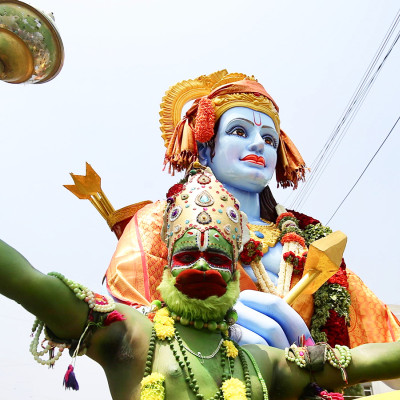 Bangalore (India). Un artista nelle vesti di una divinità indù celebra il "Rama Navami", il “compleanno” di Lord Rama. Si tratta della settima incarnazione di Vishnu ed è considerato il simbolo della verità, della virtù, del coraggio e della devozione al proprio dovere.