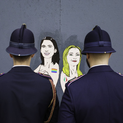 Milano (Italia). La Polizia Locale verifica la rimozione dell’ultima opera dell’artista e attivista AleXandro Palombo, intitolata “Power Is Female”. Il Comune ne ha richiesto la rimozione perché la ritiene eccessivamente politica.