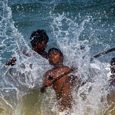 Chennai (India). In un caldo pomeriggio estivo un gruppo di ragazzi di una comunità di pescatori nuota nel Golfo del Bengala, sulla spiaggia di Pattinapakkam. Secondo i funzionari del Centro meteorologico regionale è probabile che l'intenso caldo estivo continui nel Tamil Nadu, nel sud dell’India, soprattutto nelle regioni costiere, registrando un'impennata delle temperature.