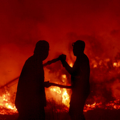 Sumatra meridionale (Indonesia). I vigili del fuoco tentano di spegnere un incendio delle torbiere nel distretto di Ogan Ilir.