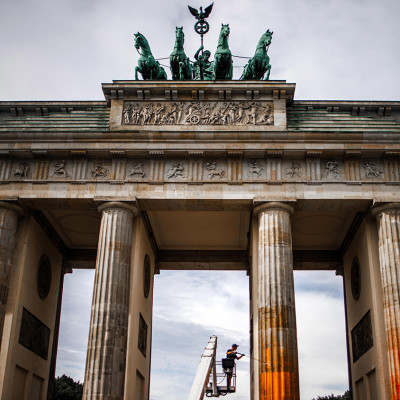Berlino (Germania). Domenica 17 settembre, gli attivisti di Last Generation hanno spruzzato vernice arancione e gialla sulle colonne della storica Porta di Brandeburgo nella capitale tedesca, per protestare contro l'impiego di combustibili fossili.