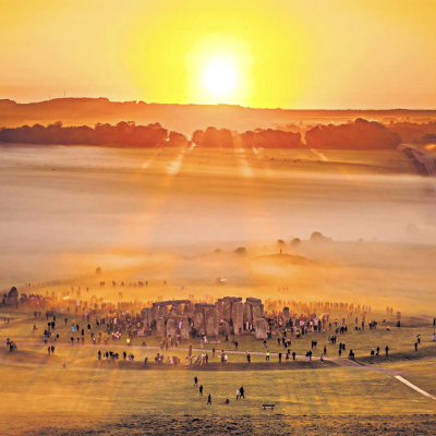 Stonehenge (Regno Unito). Centinaia di persone si sono riunite per celebrare l'equinozio osservando l'alba tra le pietre del sito archeologico nel Wiltshire. In questa data, che segna la fine dell'estate e l'inizio dell'autunno, giorno e la notte hanno durata identica, 12 ore ciascuno.