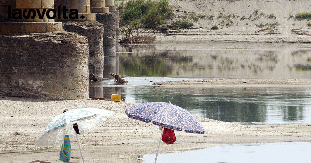 Con l’acqua alla gola. Anzi no