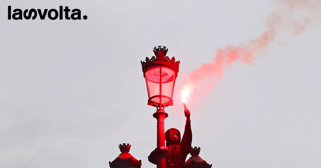Le proteste contro la riforma delle pensioni incendiano la Francia