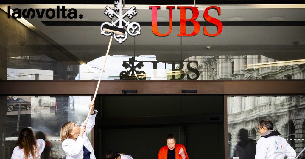 Gli attivisti climatici “puliscono” la banca Ubs dai fossili