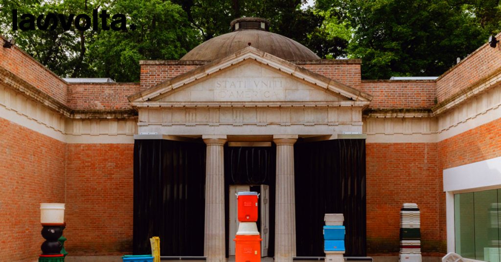 Decarbonizzare e decolonizzare alla Biennale di Architettura