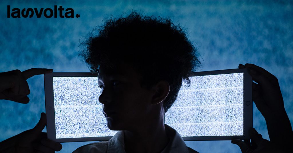 Quasi la metà degli adolescenti britannici si sente dipendente dai social media