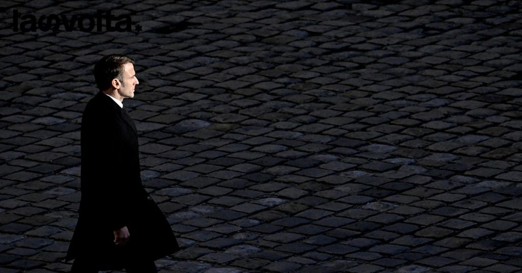 Macron annuncia il congedo di nascita: vale lo stesso per mamma e papà