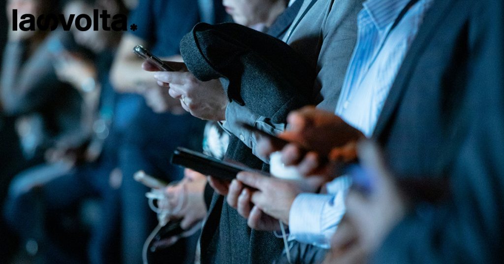 Francia: il paesino che ha vietato social e smartphone per salvare la socialità