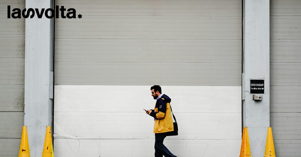 Utilizzi il cellulare quando cammini: quali rischi corri?