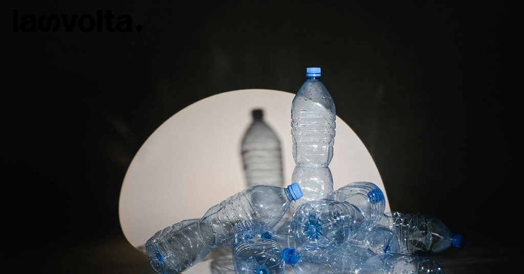 Quanta plastica contiene una bottiglia d’acqua? Fino a 240.000 frammenti per litro