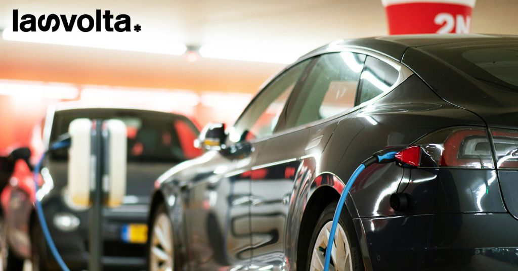 Auto elettriche: i costi e la mancanza di colonnine di ricarica frenano gli italiani