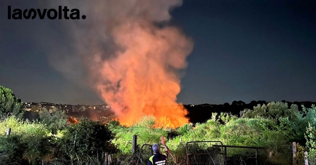 Tra caldo e dolo, la cenere cade sulla Capitale