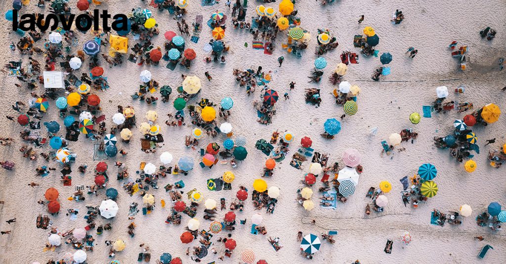 Cosa fanno gli italiani con i rifiuti in spiaggia?