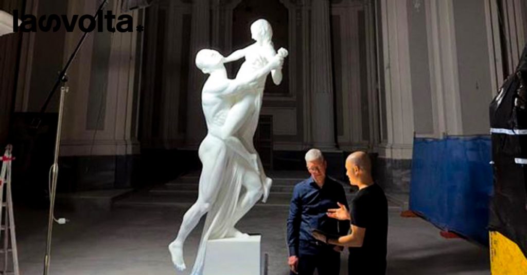 Il Grand Tour di Tim Cook. Partenza da Napoli, arrivo in Triennale