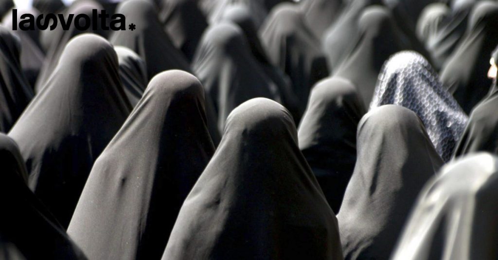 Iran: spari sulla folla e donne picchiate dalla polizia