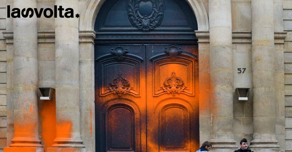 Francia: ambientalisti lanciano vernice contro il Palazzo del primo ministro