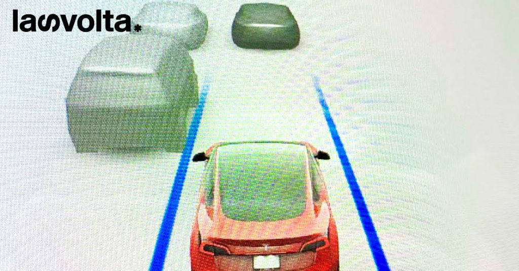 Tesla continua ad avere problemi col pilota automatico