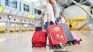 Famiglia in aeroporto con valige
