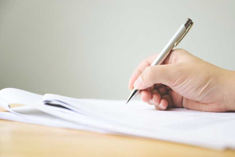 Firma contratto - fonte_Canva - LaSvolta.it