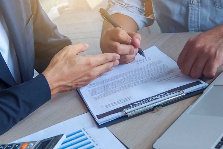 Firma del contratto - fonte_Canva - LaSvolta.it